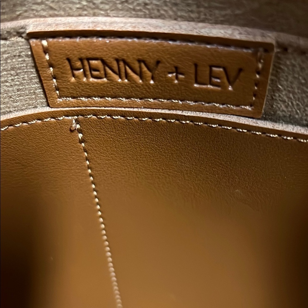 HENNY+LEV  Elegant Brown Leather Tote with Structured Design - Picture 3 of 8
